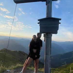 Sportlich: Amira Pocher und Christian erklimmen Bergspitze
