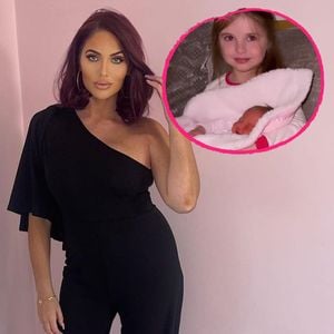 Kurz nach Geburt: Amy Childs' Tochter kuschelt mit Schwester