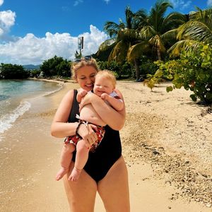 Amy Hart präsentiert stolz ihren After-Baby-Body im Urlaub!