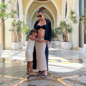 Schwangere Amy Jackson genießt festliche Stunden mit Sohn