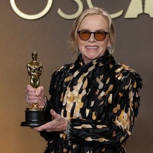 Amy Madigan gewinnt den Oscar als beste Nebendarstellerin