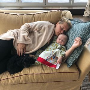 Knuddel-Moment: So schlummert Amy mit Sohn bei der Arbeit!