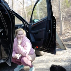 Hier zeigt sich Amy Schumer beim Pinkeln am Waldrand