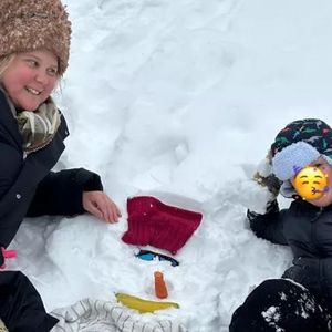 Amy Schumer und ihr Sohn werden beim Schneemannbauen kreativ