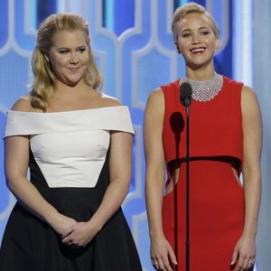 Tänzchen! Jen Lawrence & Amy Schumer stürmen die Bühne