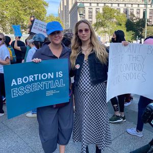 Bei Protest: Jennifer Lawrence zeigt stolz ihren Babybauch