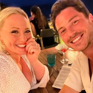 Am Strand: "Emmerdale"-Star Amy Walsh hat sich verlobt!