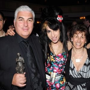 Amy Winehouse' Eltern nehmen Brit Billion Award für sie an!