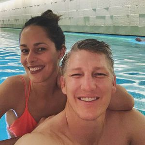Zeit zu zweit: Basti Schweinsteiger & Ana planschen im Pool