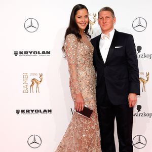 Mega-Empfang! Schweini & seine Ana kommen in neuer Heimat an