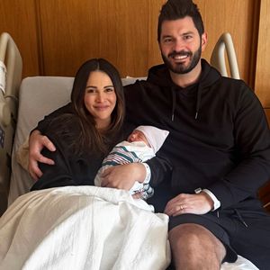 Neu-Mama Andi Dorfman teilt erstes Foto als kleine Familie
