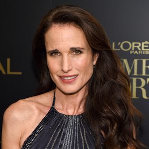 Kein Färben mehr: Andie MacDowell trägt jetzt graue Haare