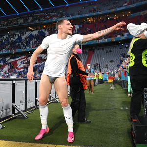 In Unterhosen: So heiß lassen sich Italien-Kicker feiern