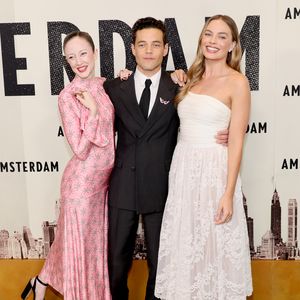 Bei der "Amsterdam"-Premiere strahlen die Stars um die Wette