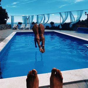 Sexy Wasserspaß: Welcher Schlagerstar zeigt hier seinen Po?
