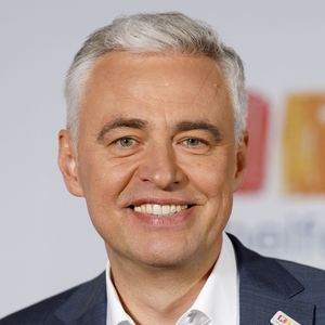 Panne im Studio: Peter Kloeppel moderierte mit Handylampe