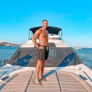 Auf Boot: Andrej Mangold flasht Fans mit stahlhartem Sixpack