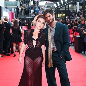 Andrew Garfield besucht Premiere mit Florence-Pappaufsteller