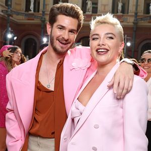 Andrew Garfield und Florence Pugh im Partnerlook bei Show