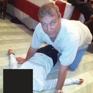 Neue Epstein-Fotos zeigen Ex-Prinz Andrew in kuriosen Posen