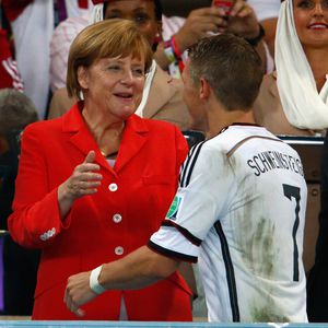 Sogar Angela Merkel: Promis bedauern Schweinis Fußball-Aus