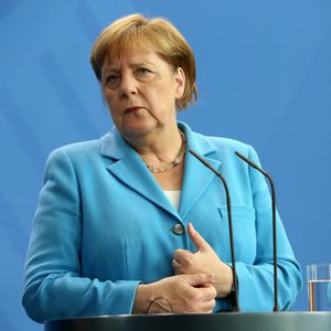 Erneutes Zittern: Was ist mit Kanzlerin Angela Merkel los?