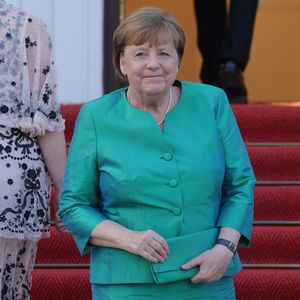 In diesem Look nahm Angela Merkel die Macrons in Empfang!
