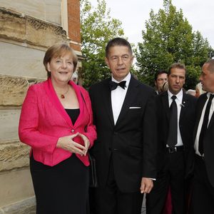EM 2012: Angela Merkel feuert unsere Jungs an!
