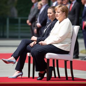 Nach Zittern: Angela Merkel hört Hymne erstmals im Sitzen