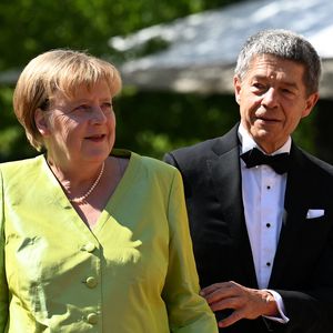 Kein Regierungs-Jet: Angela Merkel fliegt Economy Class!