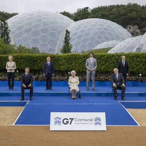 Schock für Angela Merkel: Auto rast in Tor des Kanzleramts!