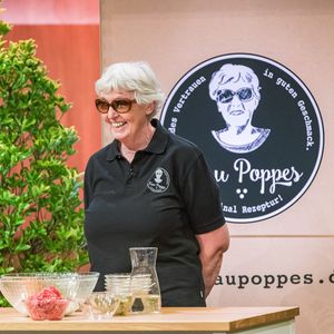 So glücklich ist blinde Gründerin Frau Poppes mit Löwe Ralf