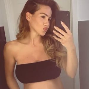 "Es lädt": Angelina Heger zeigt ihren Babybauch im Bikini