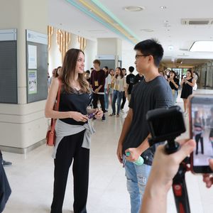Den Tränen nahe: Angelina Jolie bringt Maddox zur fernen Uni