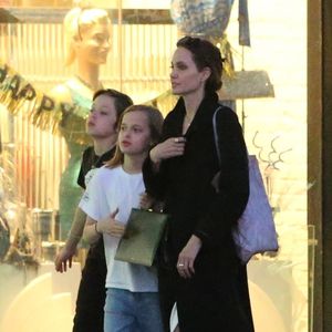 Hier geht Angelina Jolie mit Zwillingen ausgelassen shoppen