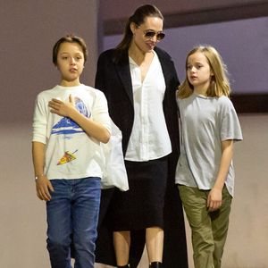 Seltener Anblick: Angelina Jolie mit ihren Twins unterwegs