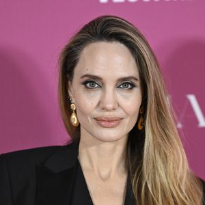 Angelina Jolie posiert in lässigem Anzug auf dem Red Carpet