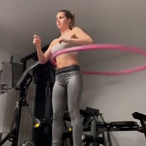 Dank Hula-Hoop? Angelina Pannek hat auf einmal ein Sixpack!