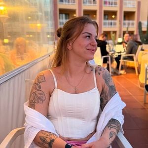 Diese Promis gratulieren Angie Berbuer zu ihrer Verlobung