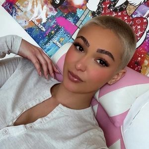 KI oder echt? Anita Latifi postet Selfie mit blondem Buzzcut