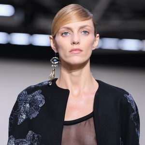 Anja Rubik: Düsterer Look im Fast-Nackt-Kleid