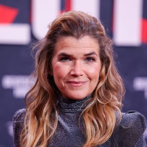 Anke Engelke gibt sich im Auslandsurlaub als Lehrerin aus