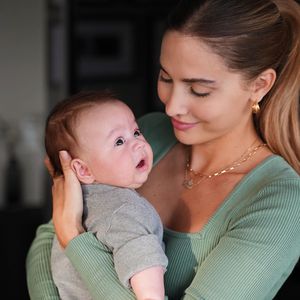 Gemütlich: Hier kuschelt sich Ann-Kathrin Götze mit Rome ein