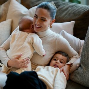 Total normal: Ann-Kathrin Götze kuschelt mit ihren Kids!