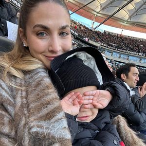 Total süß! Ann-Kathrin und Sohn Rome feuern Mario Götze an