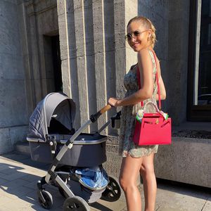 So stylish geht Ann-Kathrin Götze mit Baby Rome spazieren