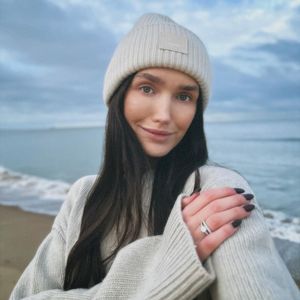 "Pickelig": Anna Adamyan scherzt über Schwangerschaftsglow