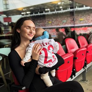 Mini-Fan: Anna Adamyan nimmt ihr Baby mit ins Fußballstadion