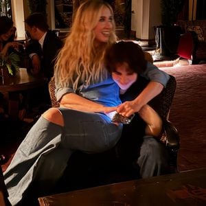 So verliebt: Anna Camp kuschelt im Netz mit Partnerin Jade