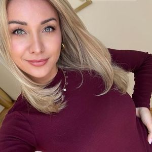 Anna-Carina Woitschack frischt ihre Haare nach Dschungel auf